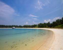 The island is very less occupied which makes it a place full of peace and calmness. Lazarus Island is the best place to spend some leisure apart from 